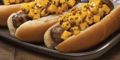 Bratwurst con condimento de mango