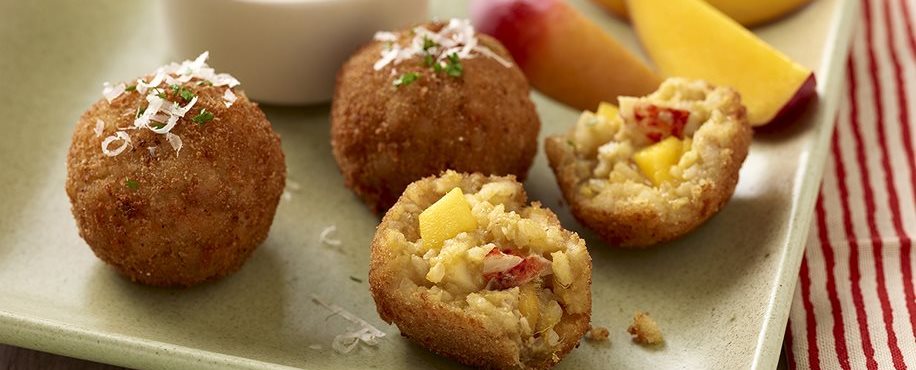 Arancini de mango fresco y langosta con salsa de tomate y mango carbonizado
