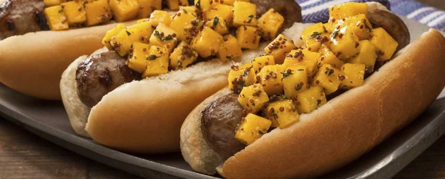 Bratwurst a la parrilla con condimento de mango