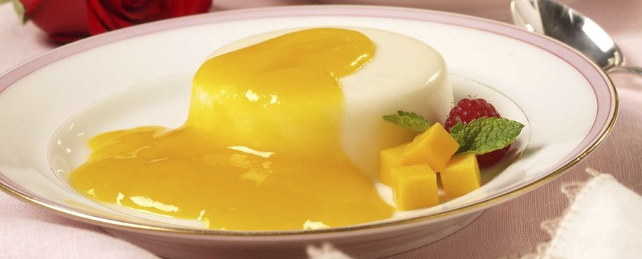 Panna cotta de suero de leche con salsa de mango