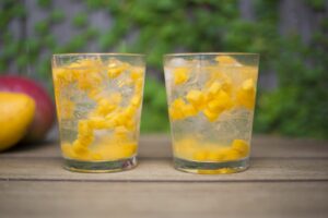 Dos bebidas de mango