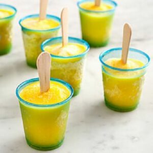 Paletas de mango y lima en una taza