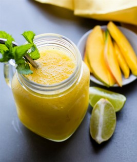 Recetas de mango de verano - Vaso de limonada de mango con rodajas de mango y lima