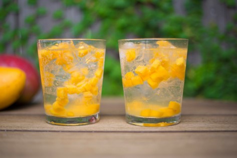 Recetas de mango de verano - Dos vasos con cubitos de mango para el verano