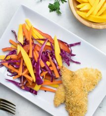 Dedos de Pollo al Horno con Ensalada Arco Iris de Repollo con Mango