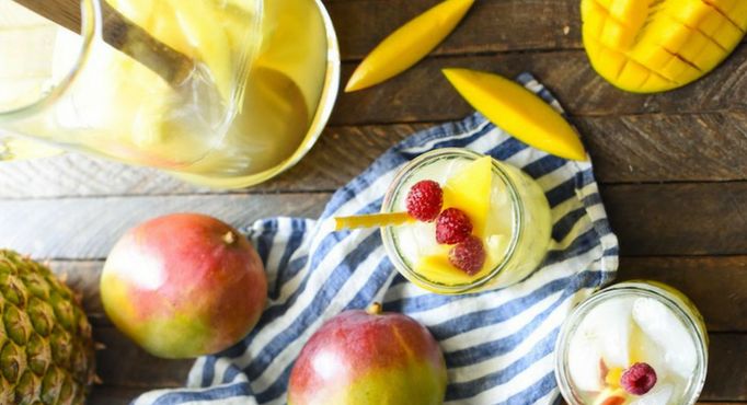 Sangria - Celebre el Verano del Mango con un vaso de sangría fresca