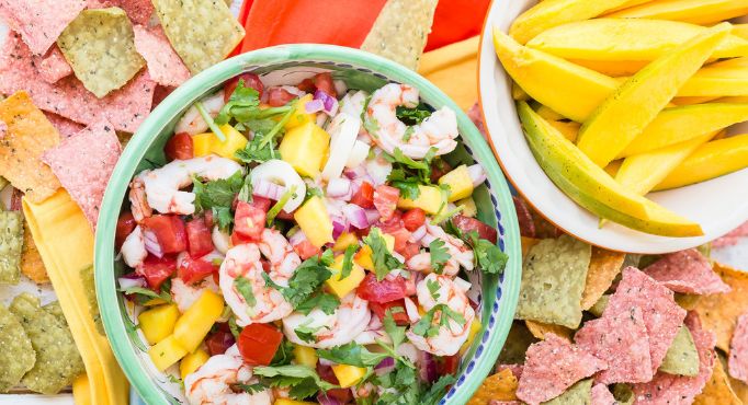 Plato de ceviche de camarones y mango