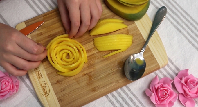 Cómo hacer una rosa de mango