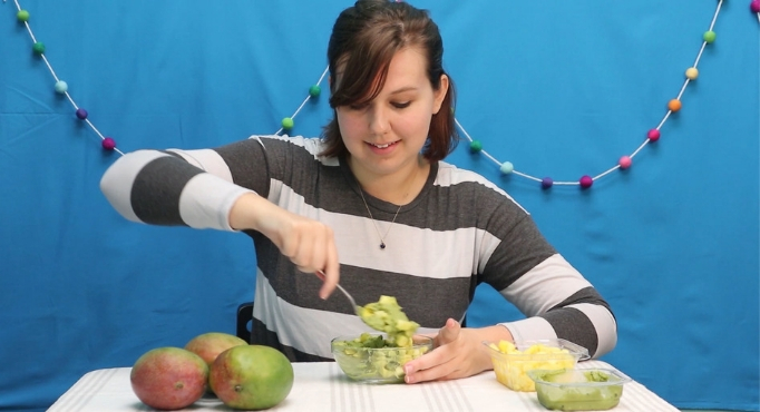 Revuelve un poco de guacamole de mango