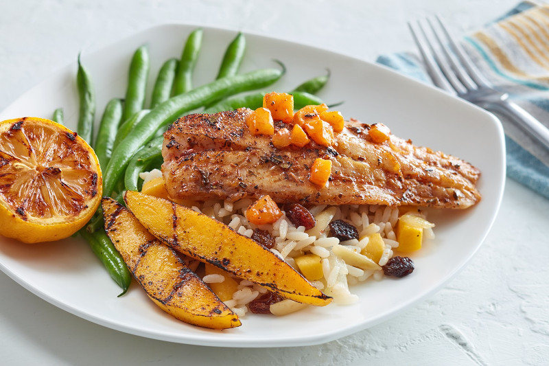 Filete de pargo rojo a la parrilla con mantequilla Sriracha de mango y arroz  con mango Madrás para chefs caseros 