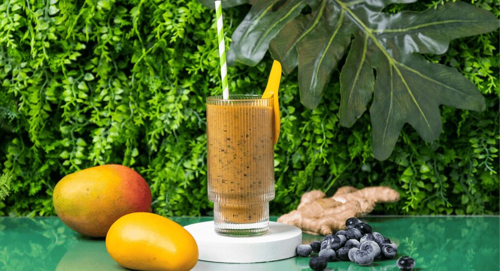 Smoothie with Mango, Ginger and Blueberries