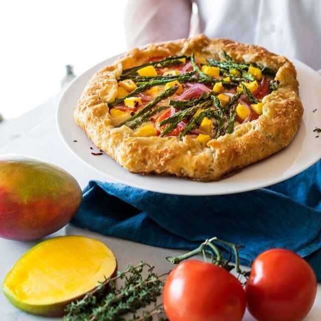 Looking for a beautiful savory dish to serve this spring? Look no further than this Spring Galette With Asparagus, Gruyère, And Mango. 🥭 Link in bio! https://www.mango.org/recipes/spring-galette-with-asparagus-gruyere-and-mango/

#alwaysmangoszn #mango #mangos #mmmango