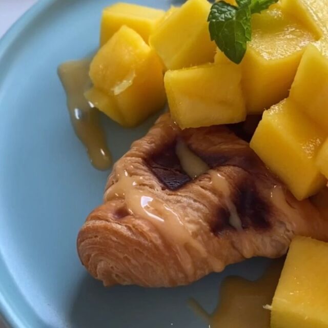 Don’t start your weekend mornings without a bright and sweet take on the croffle. Topped with mango glaze and fresh mango, these flavorful croffles will bring sunshine to your day! 
https://www.mango.org/recipes/mango-croffles/

#mmmango #mangos #mango #alwaysmangoszn #croffles
