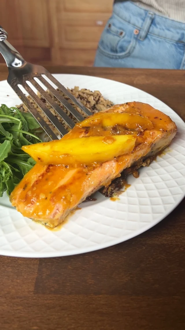 Cupid called. 

He said skip the crowds and make this mango bourbon salmon for that special someone instead. 🍫�

#mango #valentinesdinner #datenightin #mangobourbonsalmon #mangorecipeideas