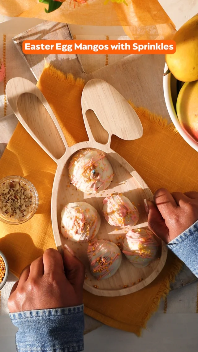 Gather round, peeps 🐣🥭 These chocolate-covered mangos are the fresh Easter recipe their basket and your brunch need.

#mango #sweettreat #Easterrecipes #mangorecipes