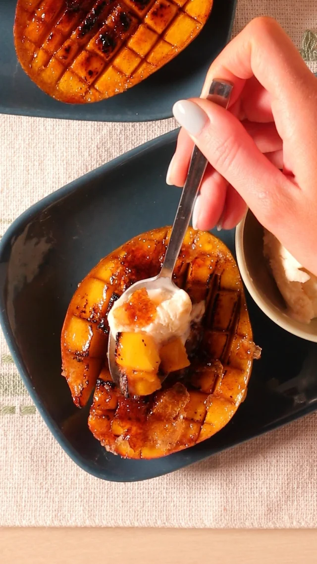Crème brûlée, but make it poolside☀️🔥 

An easy summer dessert recipe with a mango twist on the classic. Perfect for sunny days.

#mango #mangodessert #summerrecipe #easyrecipe