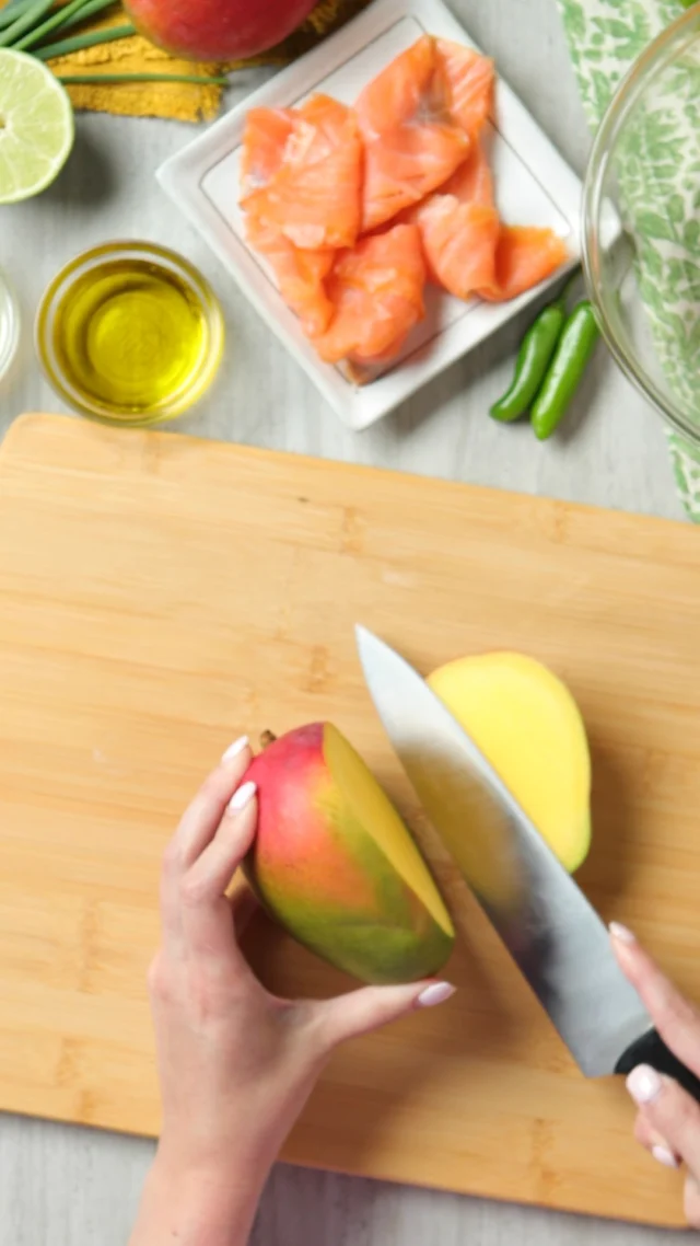 Perfectly joyful and subtly sweet, these mango and smoked salmon cucumber bites are the easy no-cook appetizer you need 🥭🐟🥒​

#SmokedSalmon #CucumberBites #FreshMangoAppetizer #FingerFoods #EasyAppetizers #MangoSmokedSalmonBites #SummerAppetizers